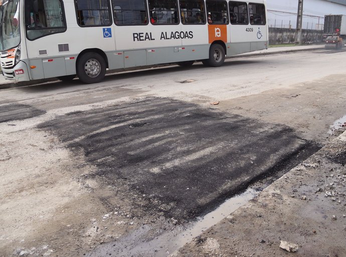 Prefeitura intensifica recuperação da malha viária em 16 bairros com 530 toneladas de asfalto