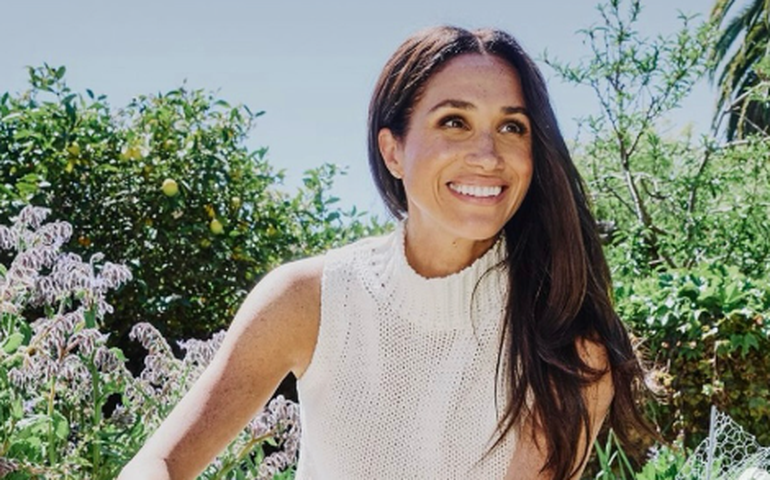 Meghan Markle aparece quase trocando um beijo com o estilista Pierpaolo Piccioli