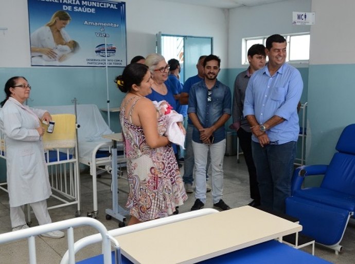 Secretária de Saúde visita hospitais e entrega ambulância em Campo Alegre