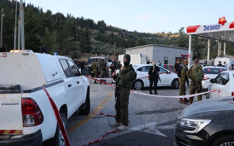 Dois israelenses morrem durante ataque a tiros em posto de gasolina