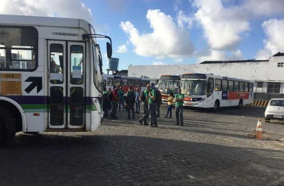 Rodoviários da Viação Modelo realizam paralisação e protesto