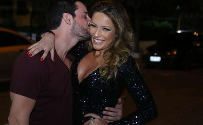 Renata Domínguez ganha beijo do namorado ao comemorar seu aniversário