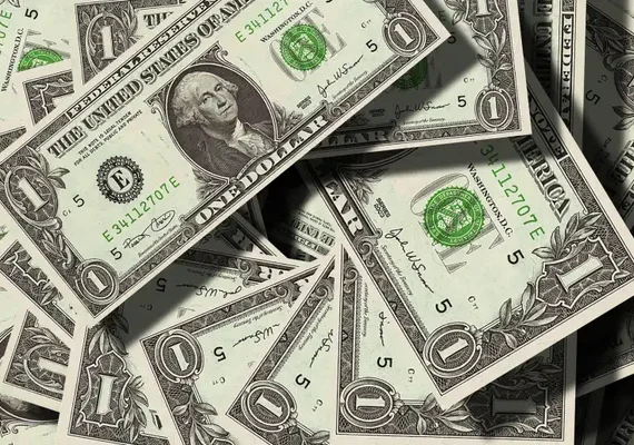 Dólar fecha em leve alta com expectativa por relatório de emprego nos EUA