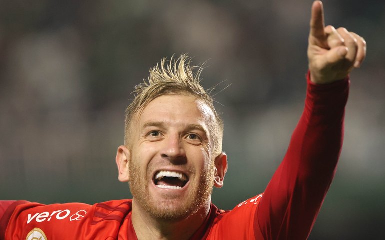 Internacional passa pelo lanterna Coritiba com gol de pênalti no Couto Pereira