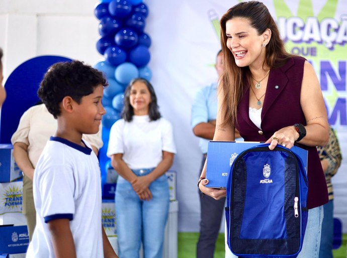 Prefeita Ceci reforça compromisso com a educação durante entrega oficial de kits escolares