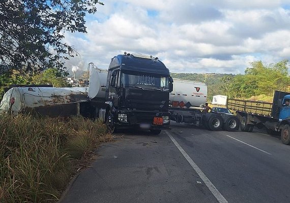 Caminhão﻿ tomba e fica atravessado em trecho da BR-101 em Teotônio Vilela