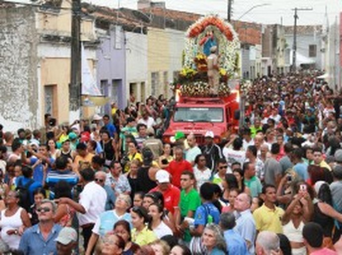 Procissão terrestre e fluvial celebra bom jesus dos navegantes em Penedo