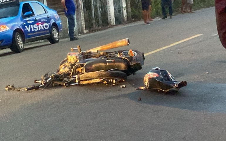 Colisão entre táxi e motocicleta deixa três feridos em Igaci