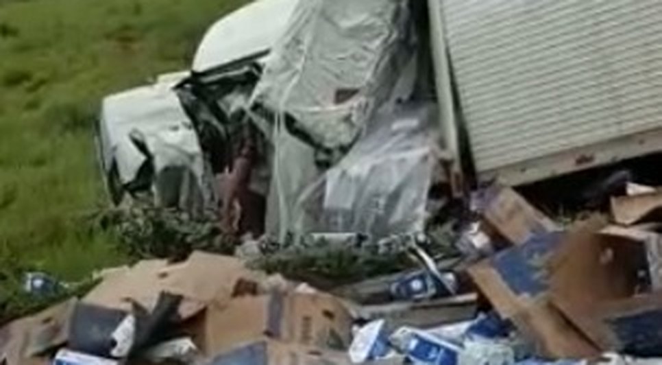 Colisão entre duas carretas deixa vítima ferida em Estância; VÍDEO / Foto: Foto: Tv Atalaia/ Reprodução