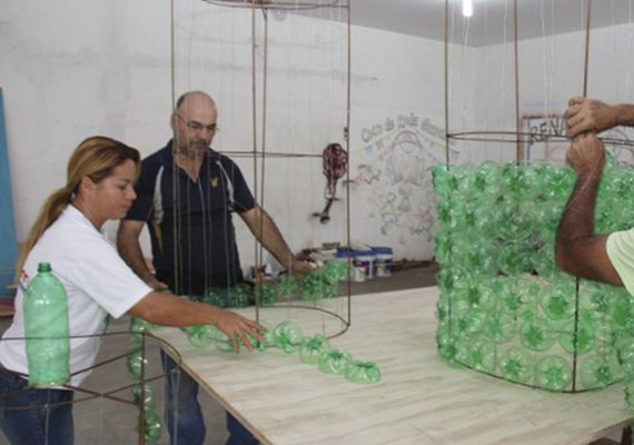 Artesãos coletam material reciclado para Natal de Arapiraca