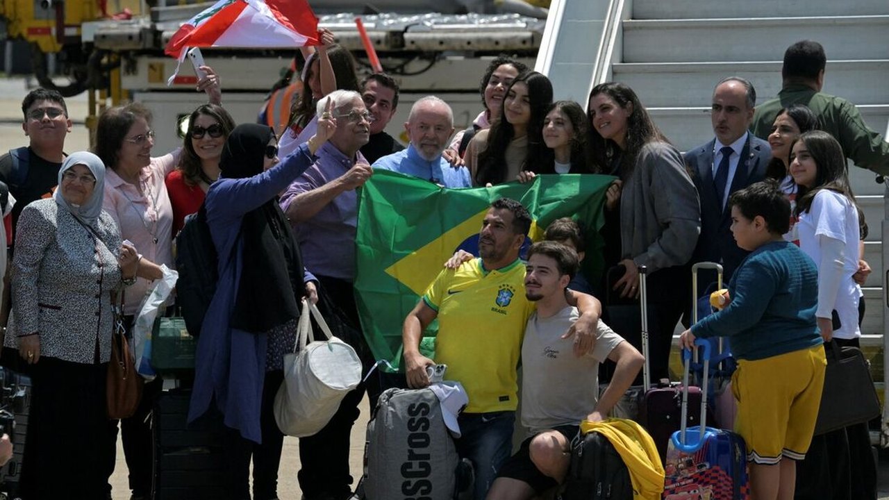 Brasileiros repatriados do Líbano desembarcam; 'medo passou', diz resgatado