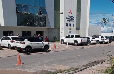 Infraestrutura executa serviços na rede de drenagem em bairros de Maceió