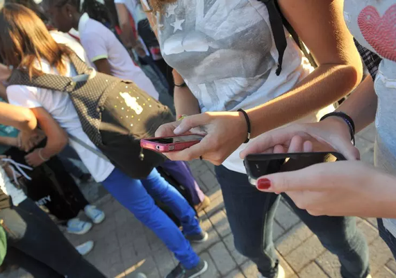 Itália quer barrar uso de celulares no ensino médio em 2026
