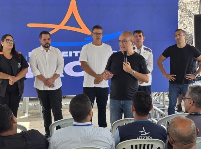 Prefeitura de Maceió reforça orientação a comerciantes da orla para garantir proteção ao consumidor