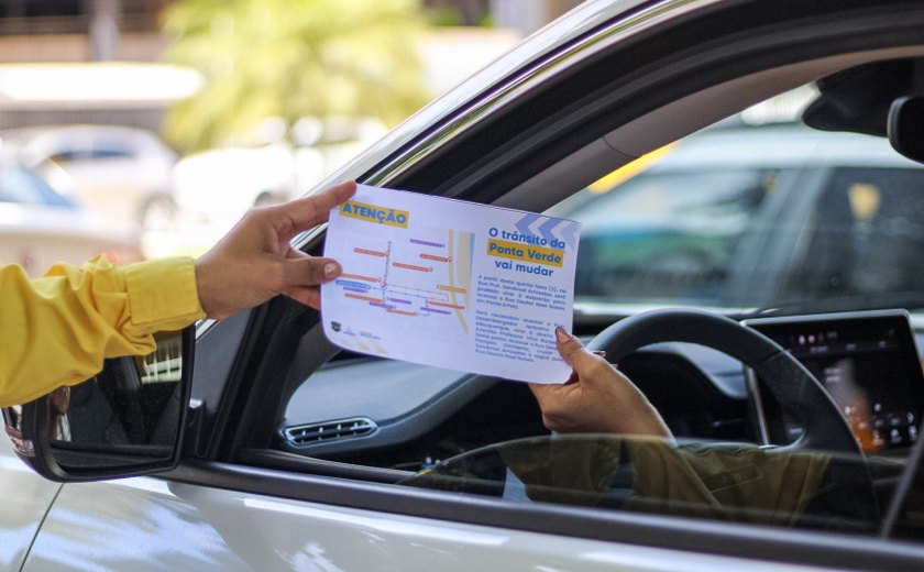 DMTT realiza ação educativa sobre funcionamento de novo contorno de quadra na Ponta Verde