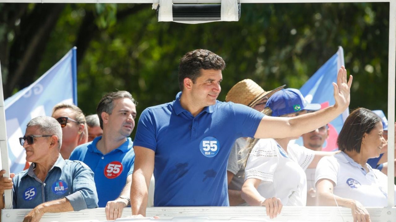 Rui lidera pesquisa em Maceió e confirma maior crescimento em intenção de voto em Alagoas