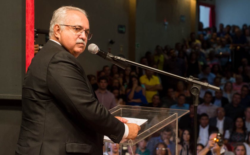 Ao tomar posse, Rogério defende transformação e crescimento de Arapiraca
