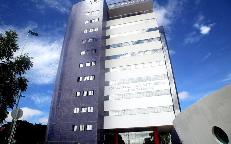 Lei cria 52 funções comissionadas no TRT de Teresina