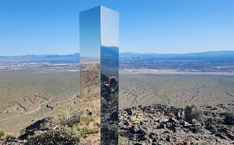 Monólito brilhante é removido das montanhas em Las Vegas; como chegou lá, ainda é um mistério