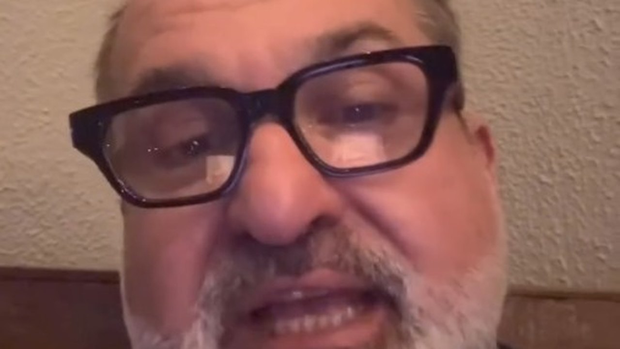 Ministro George Santoro dá reprimenda pública em 'João Caldas Júnior' e cobra fim de fake news sobre VLT