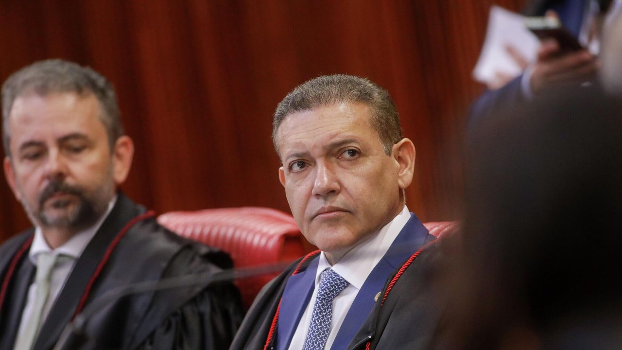 Ala do TSE critica decisão de Nunes Marques de sustar pesquisa e caso pode parar no STF