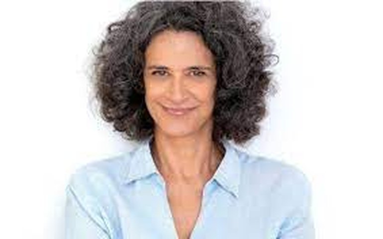 Simone retorna em alto estilo, cantando obras de compositores nordestinos