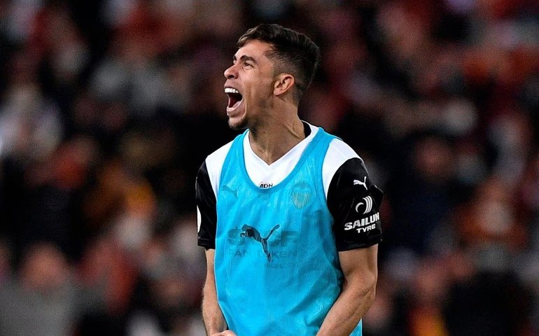 Zagueiro do Valencia exalta clima da torcida e nega insultos raciais contra Vini Jr.