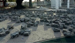 material de obra pública espalhado