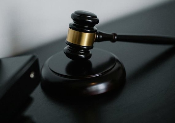 Homem é condenado a 24 anos de prisão por homicídio motivado por vingança em bar de Maceió