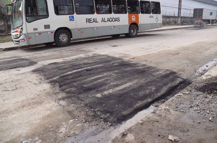 Prefeitura intensifica recuperação da malha viária em 16 bairros com 530 toneladas de asfalto