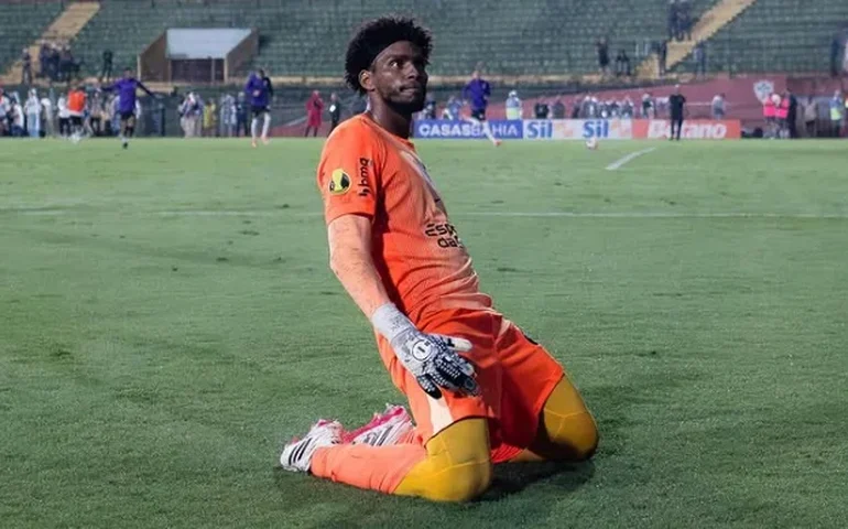 Portuguesa repudia ofensas racistas contra Hugo Souza e promete punição exemplar