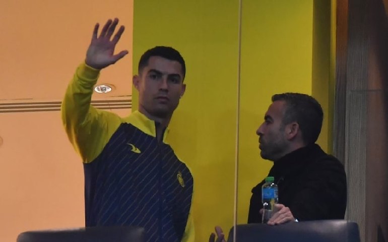 Cristiano Ronaldo coloca mansão de sete quartos, cinema e quadra de tênis à venda