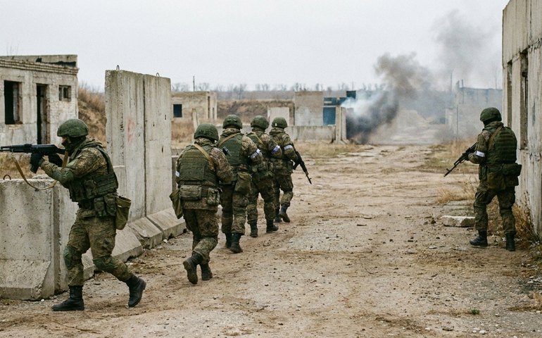 Militares russos treinam habilidades de assalto na região de Zaporozhie