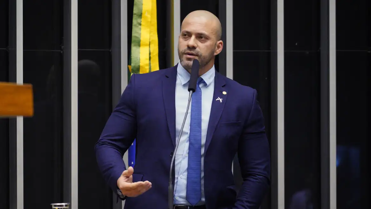 Após descumprir regras da liberdade condicional, Daniel Silveira volta a ser preso no RJ