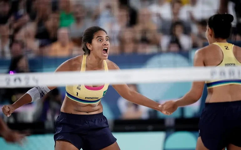 Paris-2024: Em virada espetacular contra letãs, Duda e Ana Patrícia vão à zona de medalha no vôlei de praia