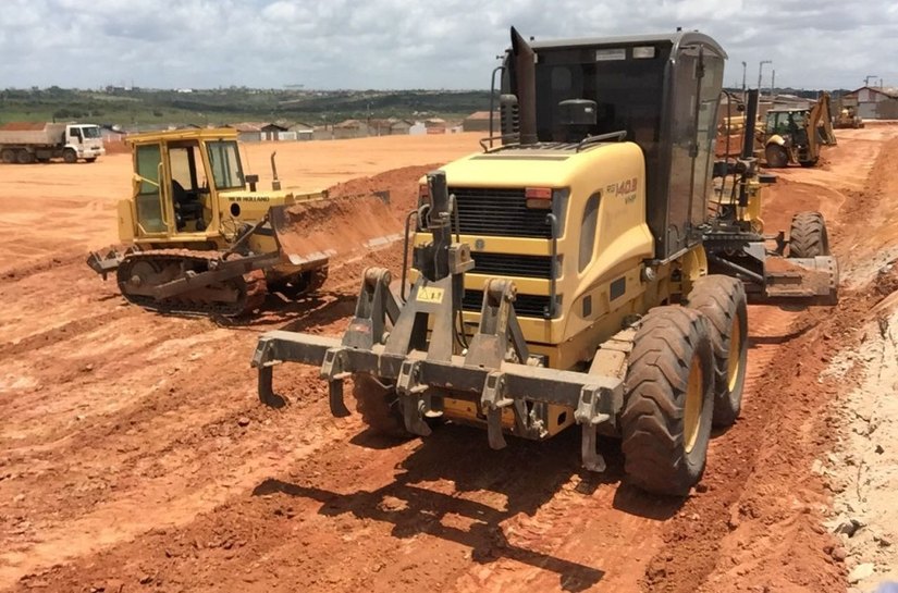 Prefeitura de Arapiraca constrói campo de futebol no conjunto Brisa do Lago