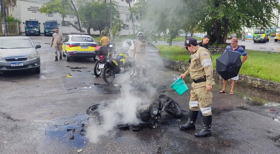 Moto derrapa para evitar colisão e pega fogo na Zona Sul de Aracaju