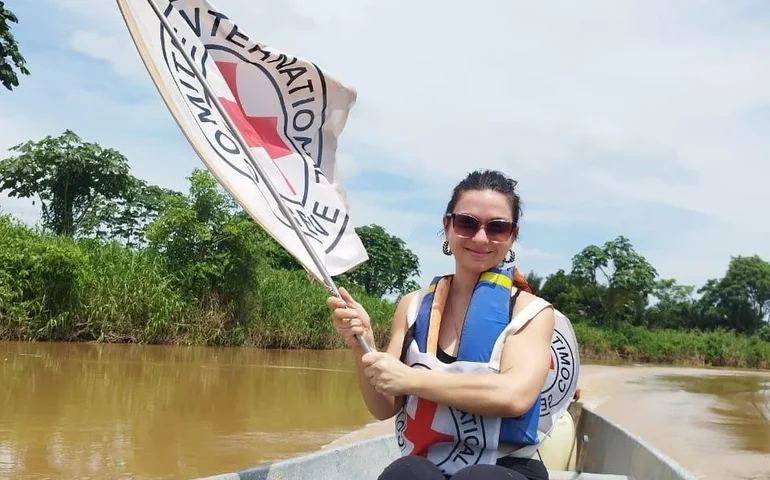 Brasileira que atua em áreas de conflito ao redor do mundo lança livro