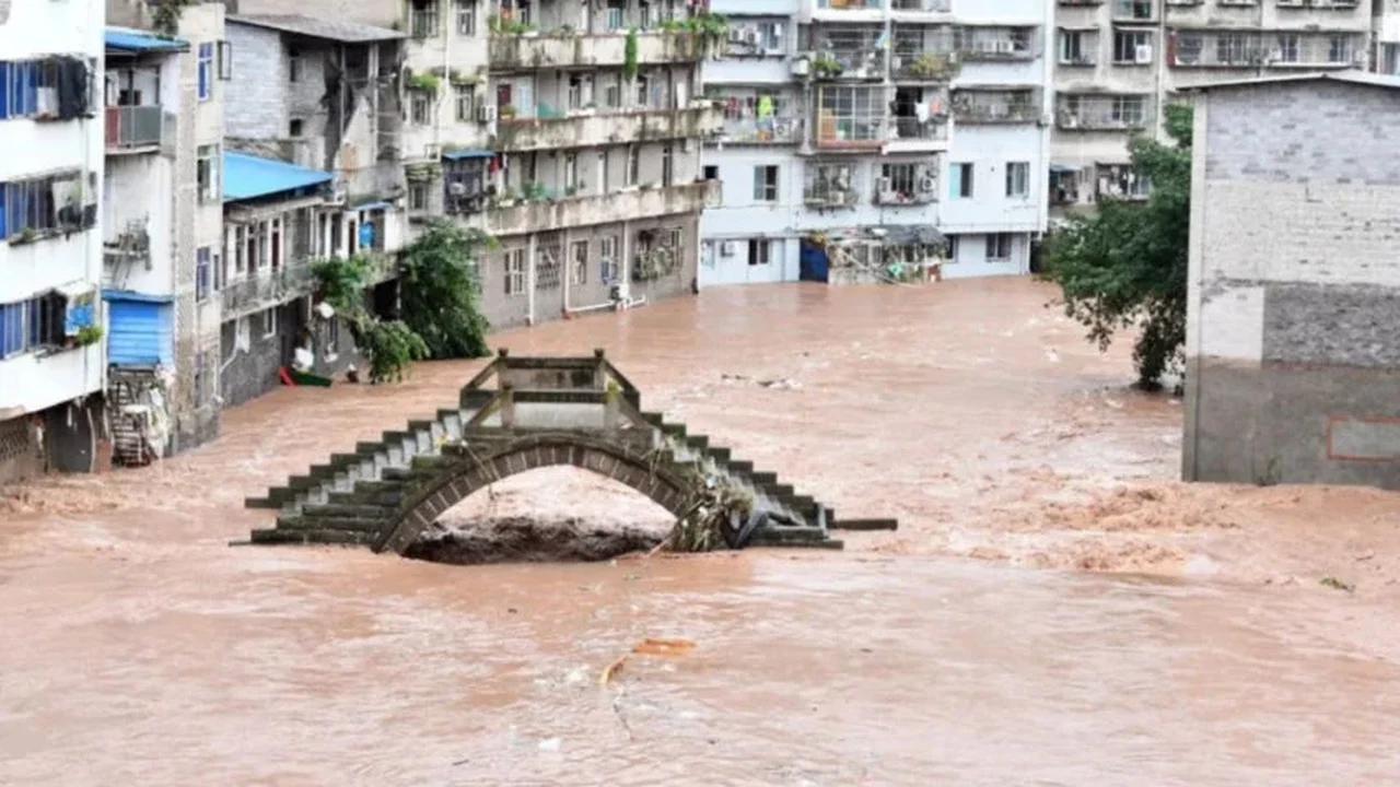 Cidade chinesa de Wuhan é atingida por fortes chuvas, provocando inundações