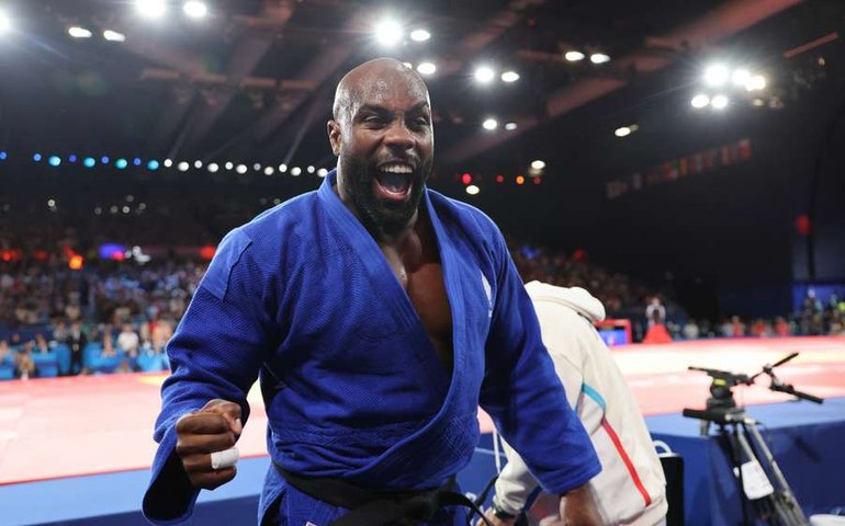 Teddy Riner leva a França ao título de equipe mista de judô e soma 5ª medalha de ouro olímpica