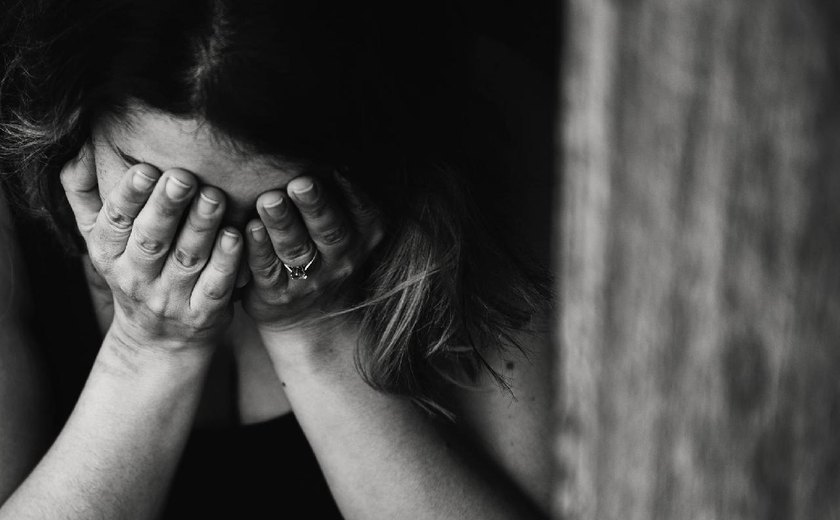 Criança pede ajuda à polícia e denuncia agressão contra a mãe no Jacintinho