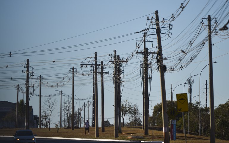 Impasse atrasa novas regras para uso compartilhado de postes