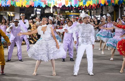 Festival Junino na Praça Castro Azevedo, em Coruripe, reúne famílias em noite de celebração da cultura popular