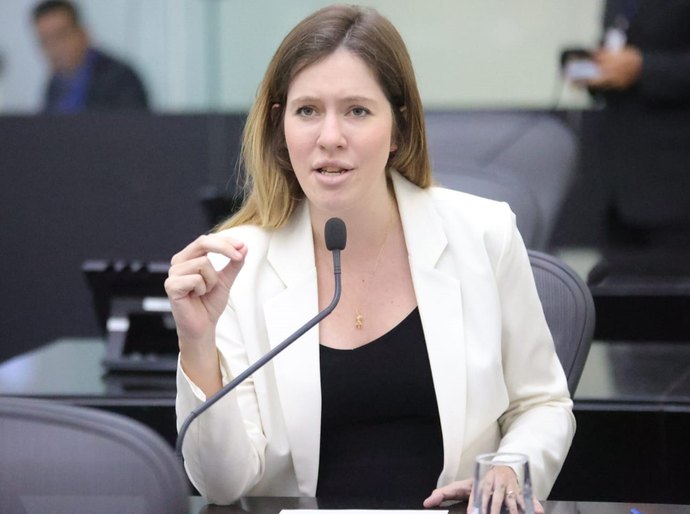 Cibele Moura se posiciona contra avanço de alunos sem desempenho mínimo em colégio militar