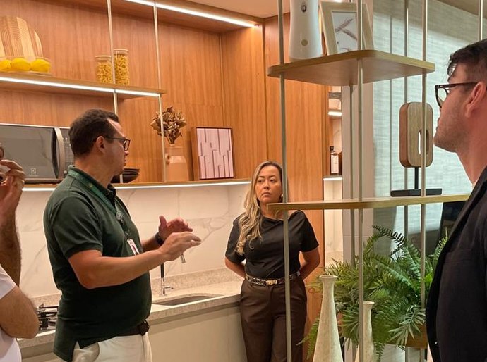 Visita ao apartamento decorado ajuda clientes a tomar decisão de compra com mais segurança