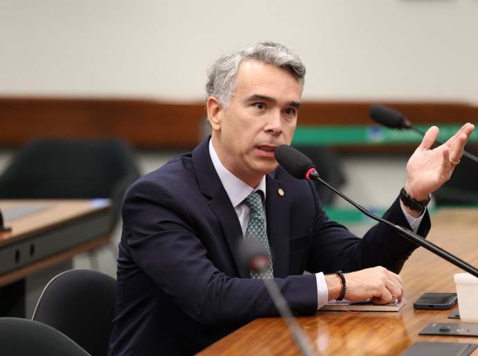 Após cobrança de Rafael Brito, Prefeitura de Maceió anuncia convocação de 800 profissionais para a rede municipal de educação