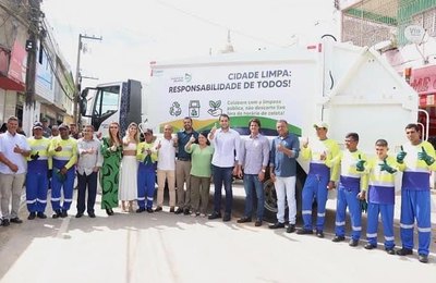 Santana do Mundaú entrega dez novos veículos e distribui fardamentos aos profissionais da limpeza pública