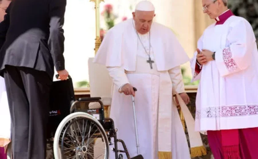 Papa Francisco dá entrada em hospital para cirurgia