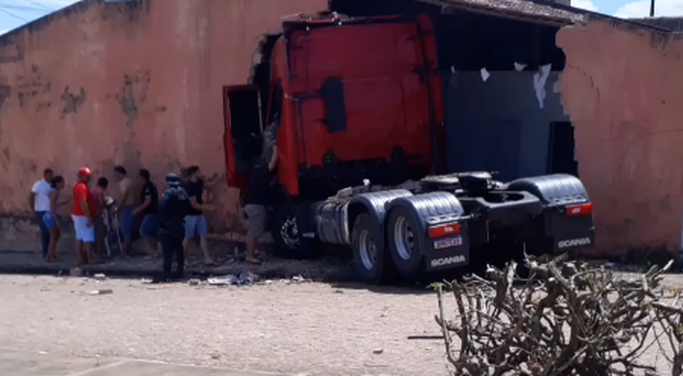 Motorista perde controle de carreta e invade casa em Ribeirópolis