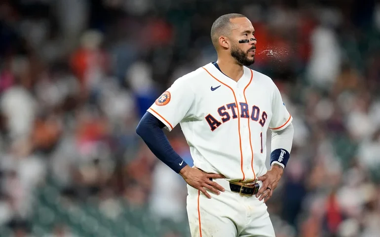 Carlos Correa, astro dos Astros, enfrentará uma cirurgia que encerrará sua temporada devido a uma ruptura no tendão do tornozelo.